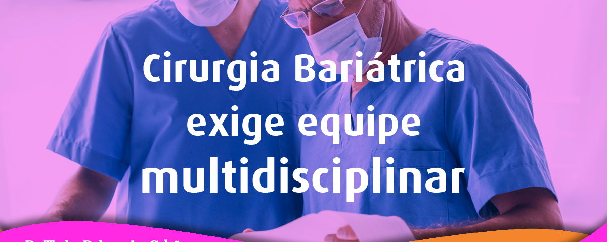 Médicos analisando documento do paciente com frase "Cirurgia Bariátrica Exige Equipe Multidisciplinar"