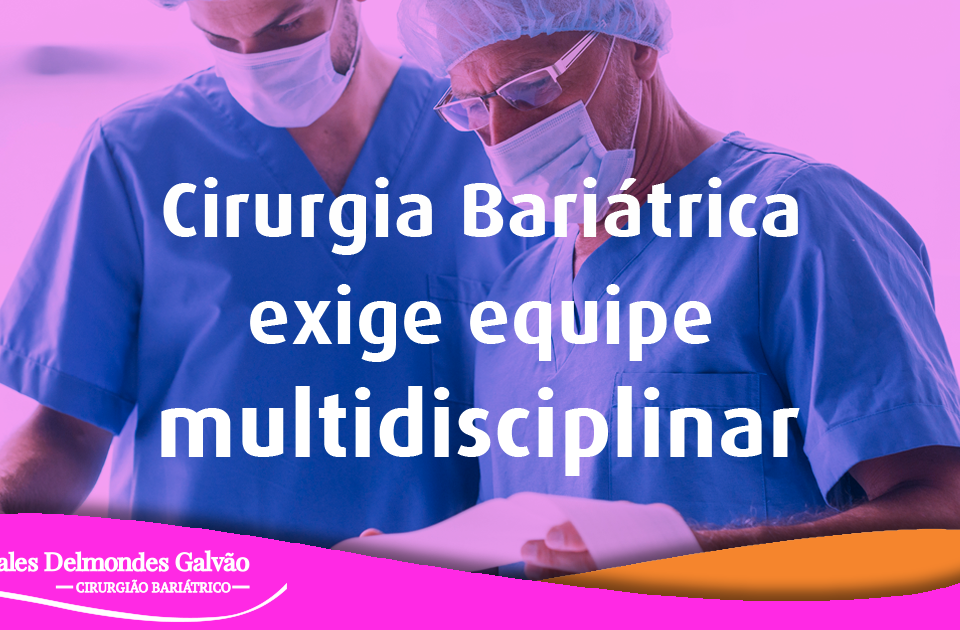 Médicos analisando documento do paciente com frase "Cirurgia Bariátrica Exige Equipe Multidisciplinar"